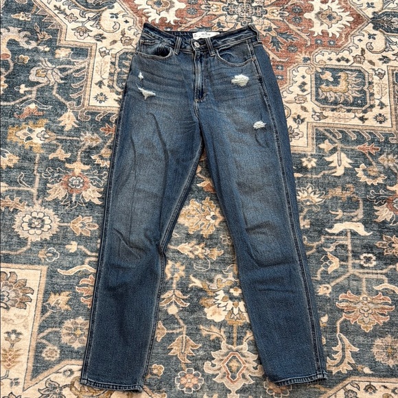 Hollister Curvy Ultra High Rise Mom Jean 2R Waist 26 Blue Distressed Jeans - Picture 1 of 9